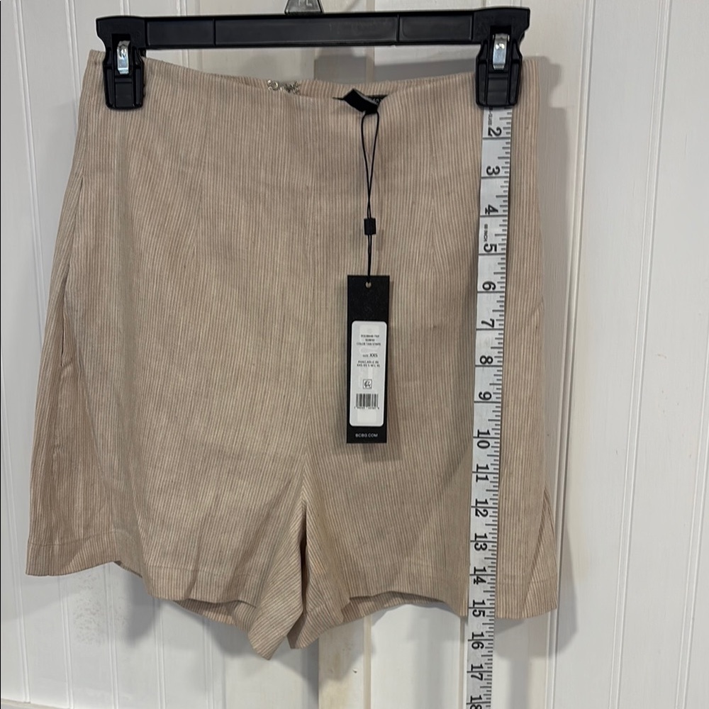 BCBGMAXAZRIA NWT tan pin stripes, pockets, high waisted shorts size XXS